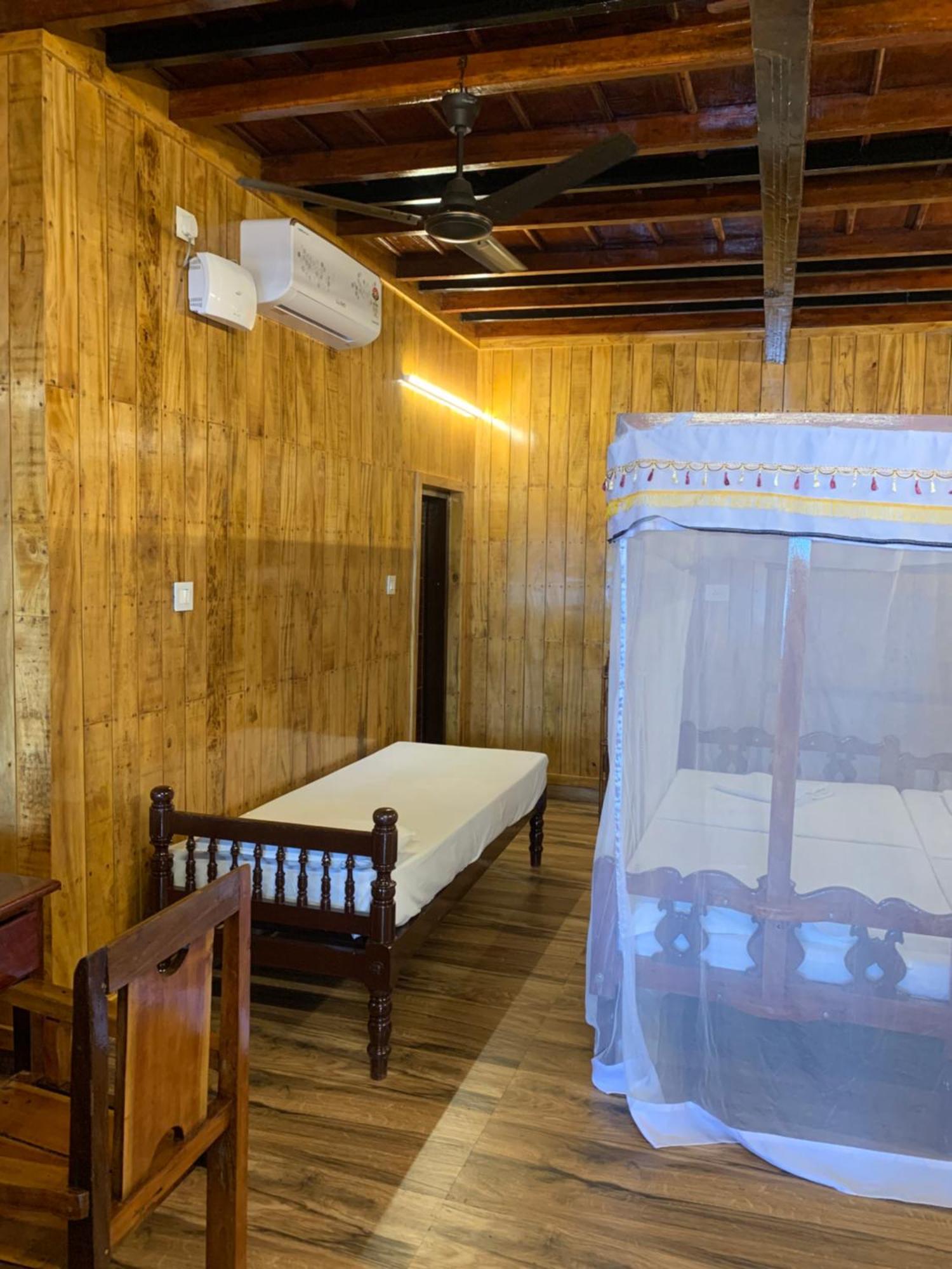 Malayalam Lake Resort Alappuzha 外观 照片