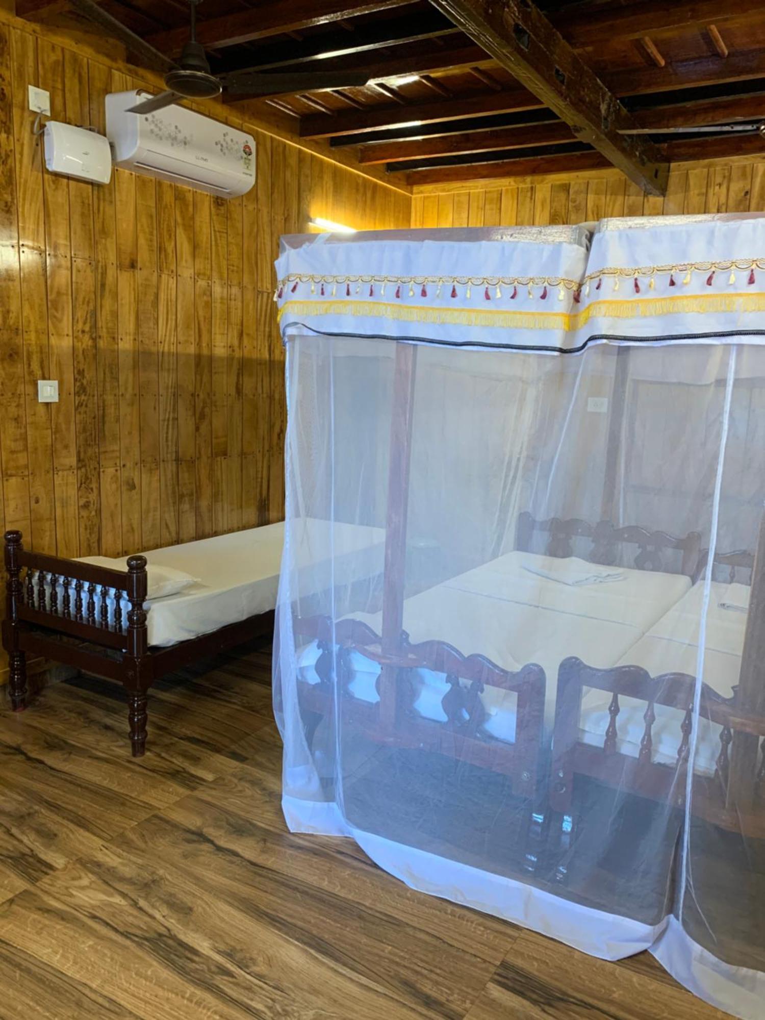Malayalam Lake Resort Alappuzha 外观 照片